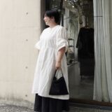 【愛媛スナップ】白いワンピースには黒でメリハリを効かせて。潔く着る大人のモノトーンコーデ
