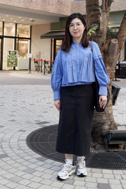 【香川スナップ】きれいめ服をスニーカーでカジュアルダウン。MIX感を楽しむ大人のお仕事スタイル