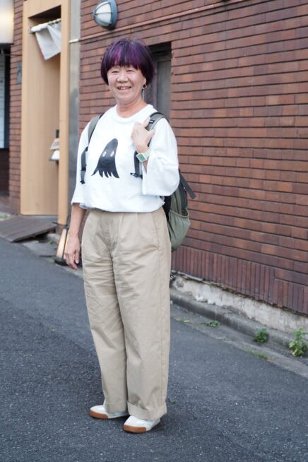 【スナップ】「ミナ ペルホネン」のお化けモチーフに夢中♡ 50代もマネできる白T×ベージュパンツの組み合わせ