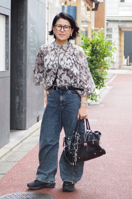 【スナップ】「GU」のワイドデニムはシルエットが100点！ 花柄ブラウスを合わせた大人カジュアル