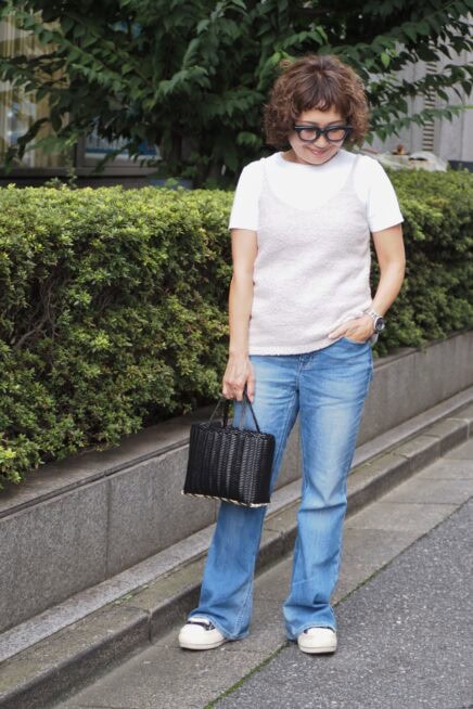 【スナップ】Tシャツ×ビスチェの重ね着でおしゃれ度アップ！ 50代のデニムコーデ