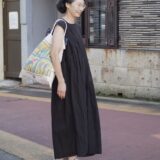 【スナップ】秋口に真似したい大人のカジュアルコーデ！ 一枚で決まる「タヤマアツロウ」のワンピースが相棒
