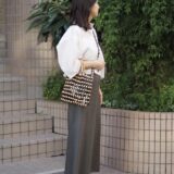 【スナップ】シンプルなワンツーコーデ、50代は何で差をつける？ 小物使い＆ネイルアートに注目♡