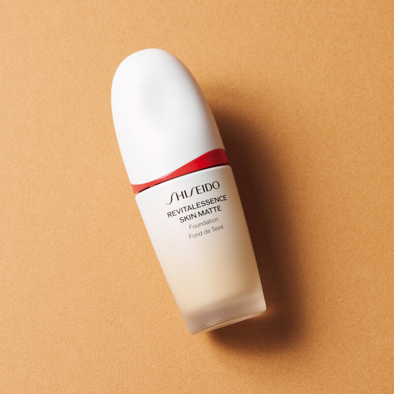 SHISEIDO エッセンススキンスムース ファンデーション SPF 30・PA+++ 全12色 ¥7,590 (編集部調べ)/SHISEIDO