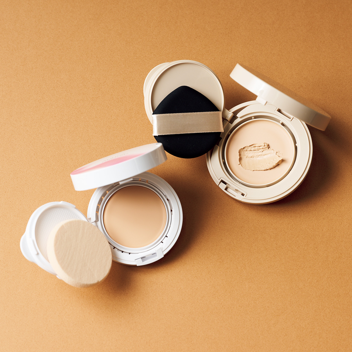 (右)ヴィセ グロウバーム ファンデーション( パクトタイプ) SPF36・PA+++ 全4色 ¥2,640(セット価格・編集部調べ)/コーセー (左)ソフィーナ プリマヴィスタ 生肌カバーバーム ファンデーション SPF30・PA+++ 全5色 ¥4,400(編集部調べ)/花王