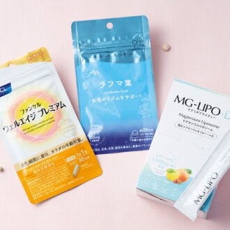 （右から） 日本初の国内生産リポソーム化マグネシウムサプリメント。「この時季はとくにマグネシウムが不足しやすいので積極的に取り入れています」MGLIPO+D 30本入 ¥8,610／オーガニックサイエンス ラフマ葉は、中国で古くからお茶として飲用され、日常的に親しまれてきた植物。「暑さや寝苦しさで眠りが浅い、睡眠の質が気になる人に」f44ラフマ葉 28粒入 ¥2,138／キューサイ 老化細胞に着目。「50代になるとひとつの不調ではなく、全体の衰えも気になります。エイジングケアを土台から整えます」ウェルエイジ プレミアム［機能性表示食品］30日分 ¥5,870／ファンケル（ファンケル サプリメント相談室）