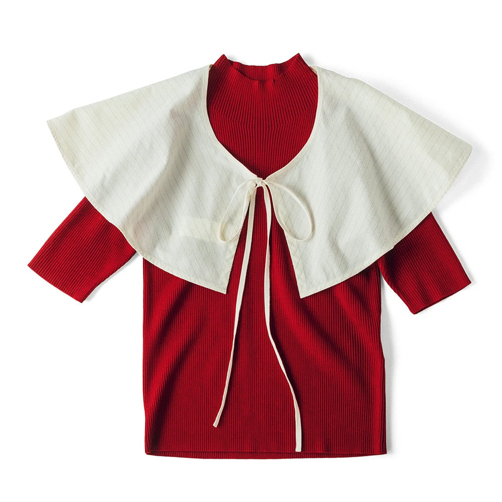 リブニットセーター¥8,990/プラステ、付け襟¥19,800 /キタン