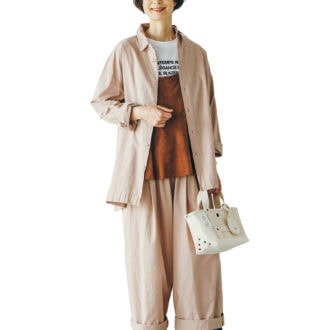シャツ¥30,800、ワイドパンツ¥30,800、スエードキャミソール（10〜11月発売予定）¥41,800／すべてヴェリテクール、ロゴT¥8,800／ル シェル ド ハリス（金万）、バッグ¥25, 300／ハイク（ボウルズ）、ブーツ¥16,500／ムーンスター（ムーンスター カスタマーセンター）