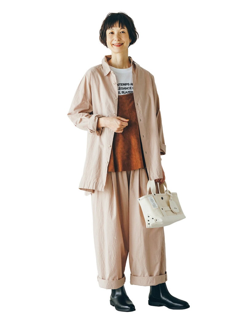 シャツ¥30,800、ワイドパンツ¥30,800、スエードキャミソール(10〜11月発売予定)¥41,800/すべてヴェリテクール、ロゴT¥8,800/ル シェル ド ハリス(金万)、バッグ¥25, 300/ハイク(ボウルズ)、ブーツ¥16,500/ムーンスター(ムーンスター カスタマーセンター)
