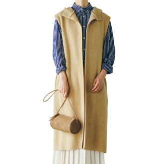ロングジレ¥99,000／ワイシー（ヤエカ ホーム ストア）、シャツ¥37, 400／ハイク（ボウルズ）、プリーツパンツ¥14,000／プラステ、バッグ¥19,800／アンドミューク（プレインピープル青山）、ブーツ ¥143,000／トリッカーズ（トリッカーズ 青山）