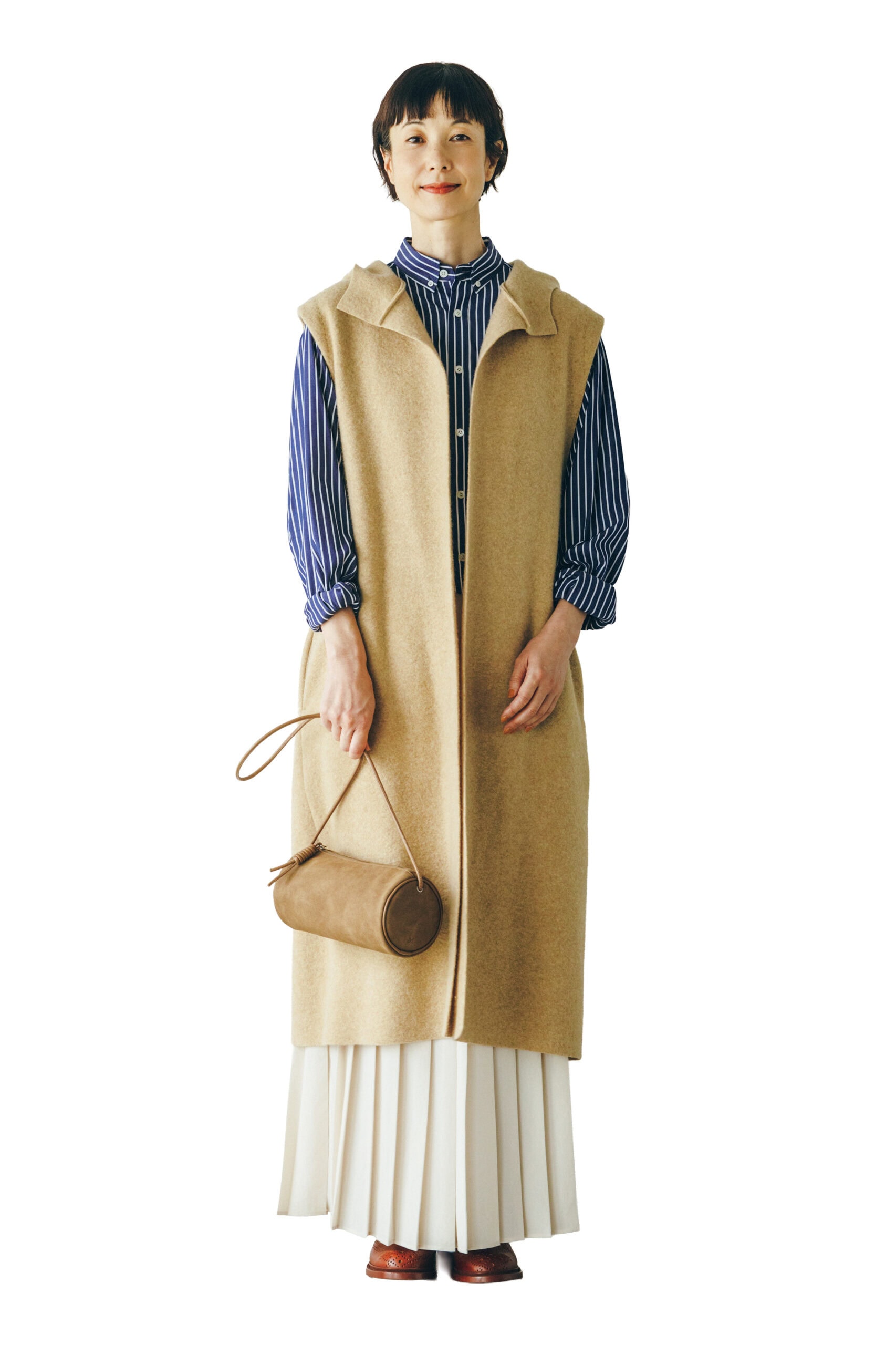 ロングジレ¥99,000／ワイシー（ヤエカ ホーム ストア）、シャツ¥37, 400／ハイク（ボウルズ）、プリーツパンツ¥14,000／プラステ、バッグ¥19,800／アンドミューク（プレインピープル青山）、ブーツ ¥143,000／トリッカーズ（トリッカーズ 青山）