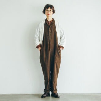 ジャケット¥63,800、インに着たシャツ¥40,700／ともにパドカレ（パドカレ六本木）、オールインワン¥51,700／ヤエカ（ヤエカ アパートメント ストア）、メガネ¥44,000／ザ ベッドフォード ホテル（キングスター）、シューズ¥110,000／パラブーツ（パラブーツ青山店）