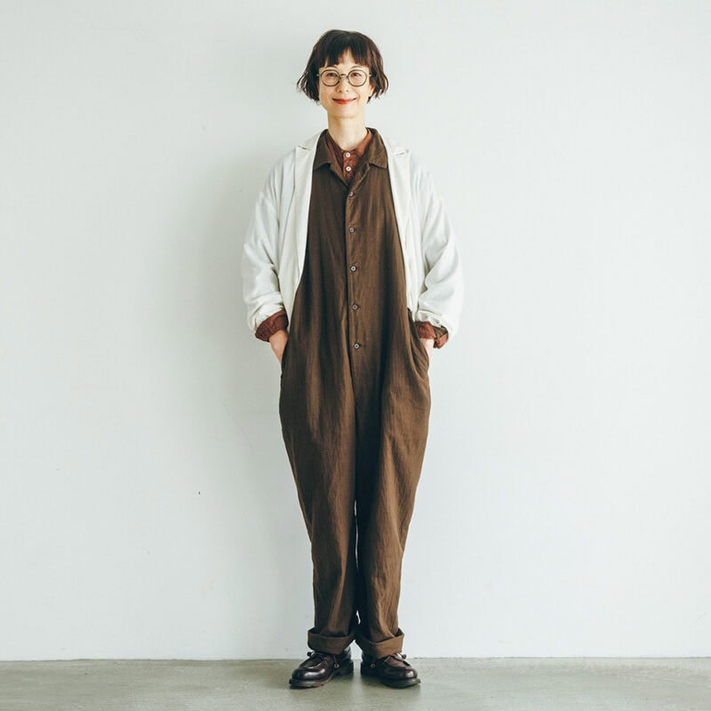 ジャケット¥63,800、インに着たシャツ¥40,700/ともにパドカレ(パドカレ六本木)、オールインワン¥51,700/ヤエカ(ヤエカ アパートメント ストア)、メガネ¥44,000/ザ ベッドフォード ホテル(キングスター)、シューズ¥110,000/パラブーツ(パラブーツ青山店)