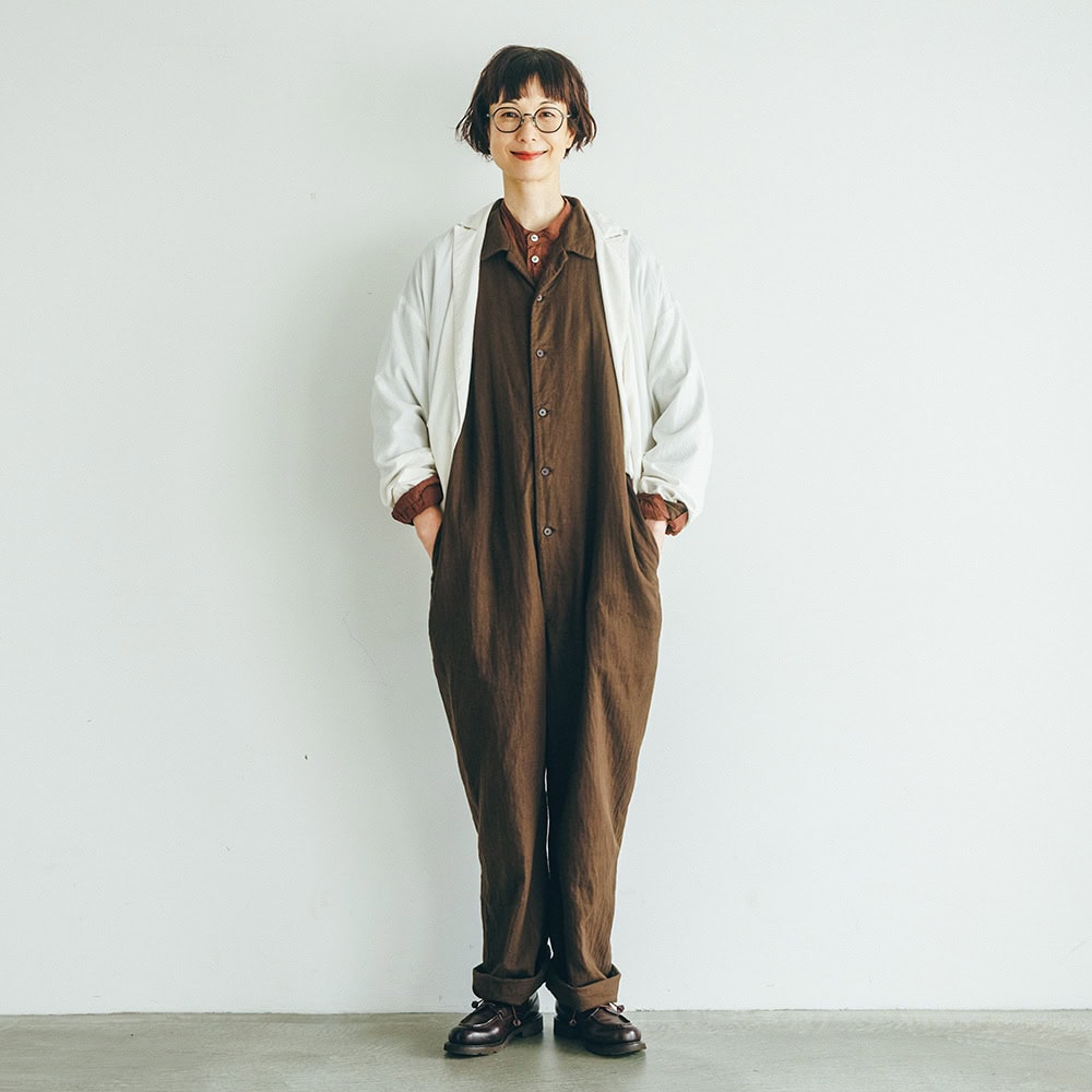 ジャケット¥63,800、インに着たシャツ¥40,700/ともにパドカレ(パドカレ六本木)、オールインワン¥51,700/ヤエカ(ヤエカ アパートメント ストア)、メガネ¥44,000/ザ ベッドフォード ホテル(キングスター)、シューズ¥110,000/パラブーツ(パラブーツ青山店)