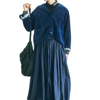 ベルベットジャケット ¥38,500／ネストローブ（ネストローブ 表参道店）、シャツ¥24,200／ル シェル ド ハリス（金万）、バルーンスカート¥63,800／キタン、ブーツ¥47,300／カステラーノ（フラッパーズ）、バッグ¥33,000／ スズキ タカユキ、イヤリング¥28,600／クロディーヌ・ヴィトリー（アッシュ・ペー・フランス）