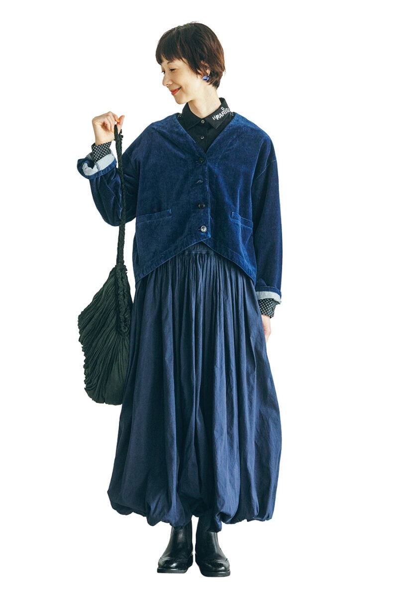ベルベットジャケット ¥38,500/ネストローブ(ネストローブ 表参道店)、シャツ¥24,200/ル シェル ド ハリス(金万)、バルーンスカート¥63,800/キタン、ブーツ¥47,300/カステラーノ(フラッパーズ)、バッグ¥33,000/ スズキ タカユキ、イヤリング¥28,600/クロディーヌ・ヴィトリー(アッシュ・ペー・フランス)