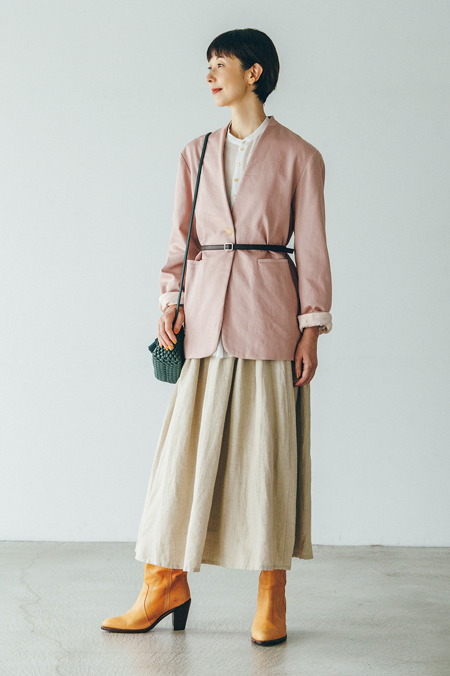 ノーカラージャケット¥37,400／シンギア（テン）、ベルト¥28,600／メゾンボワネ（プレインピープル青山）、ブラウス¥53,900／スズキ タカユキ、リネンボックスプリーツスカート¥47,300／パドカレ（パドカレ六本木）、ウェスタンブーツ¥137,500／ビィウィッチ、バッグ¥111,100／ティッサ・フォンタネダ（アッシュ・ペー・フランス）、イヤカフ¥32, 900／プラウ