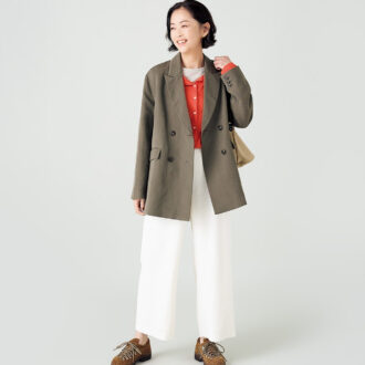 ノースリーブカットソー¥13,200/ロワズィール、カーディガン¥14,300/ハウント代官山(ゲストリスト)、ワイドパンツ¥25,300/ボールジィ(トゥモローランド)、バッグ¥46,200/ハリス×タンピコ(金万)、シューズ¥71,500/フラカップ(フラッパーズ)