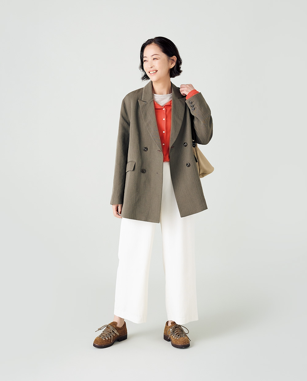 ノースリーブカットソー￥13,200／ロワズィール、カーディガン￥14,300／ハウント代官山(ゲストリスト)、ワイドパンツ￥25,300／ボールジィ(トゥモローランド)、バッグ￥46,200／ハリス×タンピコ(金万)、シューズ￥71,500／フラカップ(フラッパーズ)