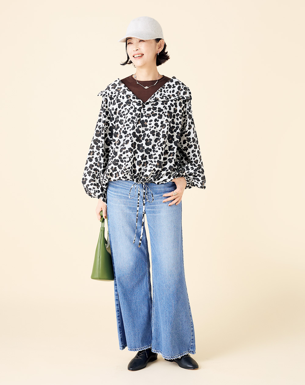 シャツ￥25,300／ミズイロインド(マーコート)、長袖ニット￥17,600／ハリス(金万)、バッグ￥33,000／ローソウル、シューズ￥38,500／ヨーク(ヨーク トウキョウ)、キャップ￥69,300／ミュール バウアー(アッシュ・ペー・フランス)、片耳ピアス￥20,9 0 0、ネックレス￥59,400、リング￥34,100／すべてセルジュ・トラヴァル(アッシュ・ペー・フランス)
