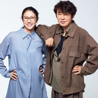水野さん:シャツ¥88,000、スカート¥99,000/ともにヨウジヤマモト(ヨウジヤマモト プレスルーム)、ピアス¥31,900/グロッセ(グロッセ・ジャパン)、めがね¥49,500/999.9(フォーナインズ)、靴/スタイリスト私物
