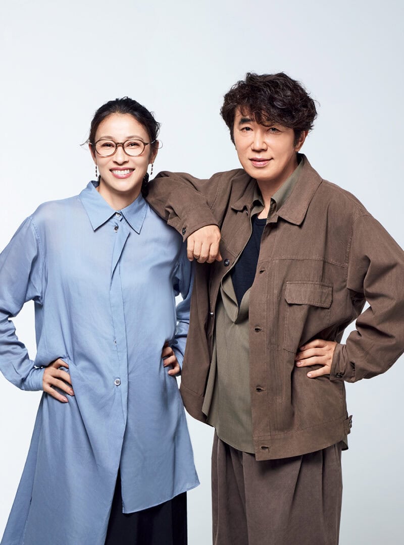 水野さん:シャツ¥88,000、スカート¥99,000/ともにヨウジヤマモト(ヨウジヤマモト プレスルーム)、ピアス¥31,900/グロッセ(グロッセ・ジャパン)、めがね¥49,500/999.9(フォーナインズ)、靴/スタイリスト私物