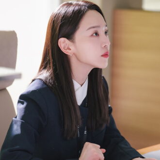 鬼上司と呼ばれる女性役員を演じるのは、『哲仁王后～俺がクイーン!?～』のシン・ヘソン。『秘密の監査 -Filing for Love-』©STUDIO DRAGON CORPORATION