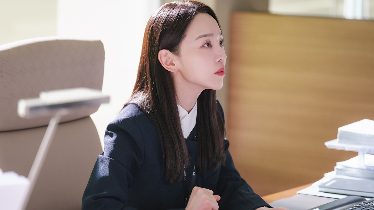 鬼上司と呼ばれる女性役員を演じるのは、『哲仁王后~俺がクイーン!?~』のシン・ヘソン。『秘密の監査 -Filing for Love-』©STUDIO DRAGON CORPORATION