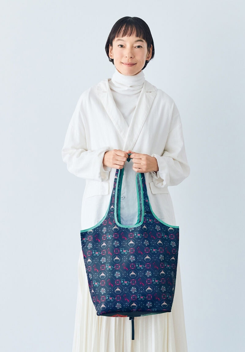 ジャケット¥63,800,スカート¥49,500/ともにパドカレ(パドカレ六本木)、カットソー¥15,400 /ハリス×ケイコ オカモト、トートバッグ¥30,800 /ハリス×タンピコ(ともに金万)