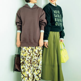 パーカ￥3,990／ユニクロ、タートルネックTシャツ￥3,990／無印良品 銀座、パンツ￥2,990／エニィ（オンワード樫山）、バッグ￥31,900／ジャック・ゴム（アッシュ・ペー・フランス）、スニーカー￥35,200／アンディアフォラ（プレインピープル青山）