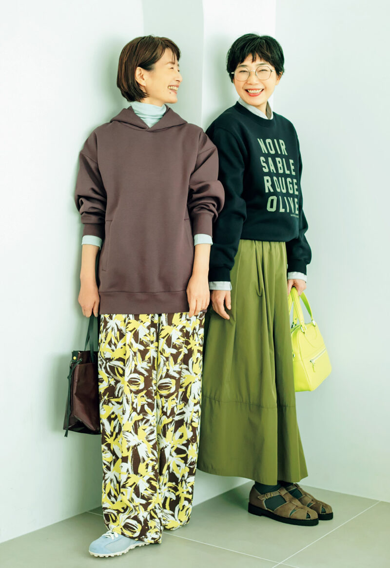 パーカ¥3,990/ユニクロ、タートルネックTシャツ¥3,990/無印良品 銀座、パンツ¥2,990/エニィ(オンワード樫山)、バッグ¥31,900/ジャック・ゴム(アッシュ・ペー・フランス)、スニーカー¥35,200/アンディアフォラ(プレインピープル青山)