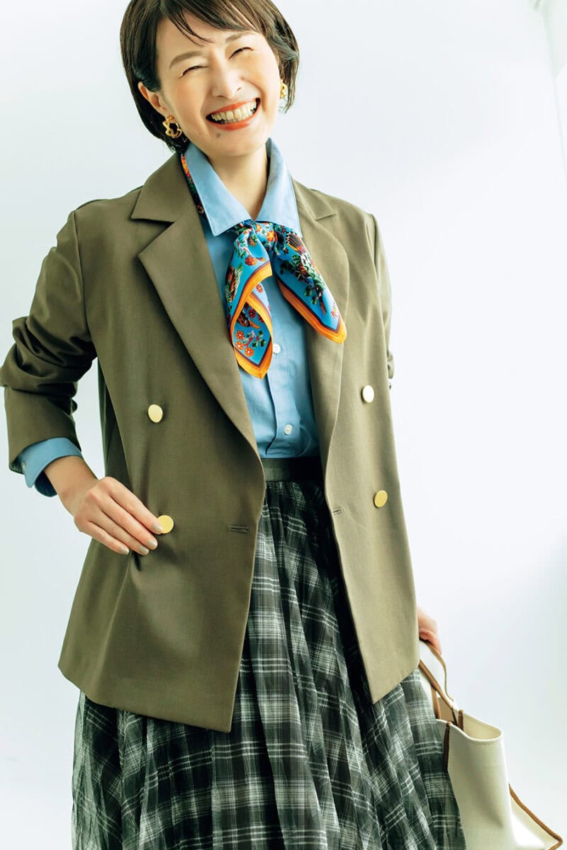ジャケット¥24,970、スカート¥10,450/ともにプラスオトハ、シャツ¥1,990/無印良品 銀座、スカーフ¥28,820/イヌイ・エディション(アッシュ・ペー・フランス)、イヤリング¥19,800/アビステ、バッグ¥30,800/ハリス×タンピコ(金万)