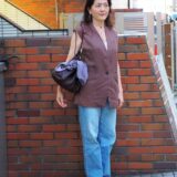 【スナップ】50代の秋口コーデはブラウンの濃淡で！ 「ユニクロ」デニムでカジュアルに