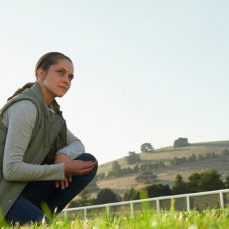 実在の騎手ミシェル・ペインを演じるのは、テリーサ・パーマー。『ライド・ライク・ア・ガール』© 2019 100 to 1 Films Pty Ltd