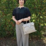 【スナップ】まだ暑い秋口の50代ファッション! 涼しさと季節感を両立するコツ