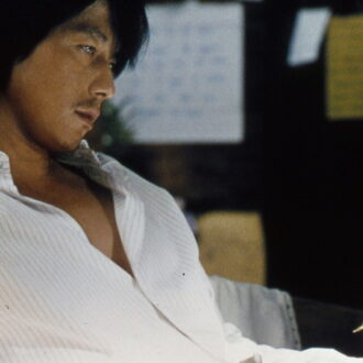 妻を支える夫を演じたチョン・ウソン。『私の頭の中の消しゴム』© 2004 CJ Entertainment Inc. & Sidus Pictures Corporation. All rights reserved. Based on the television program“ Pure Soul” Created and produced by Yomiuri Television, JAPAN 2001