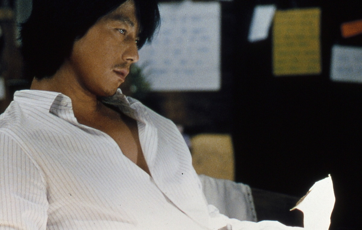 妻を支える夫を演じたチョン・ウソン。『私の頭の中の消しゴム』© 2004 CJ Entertainment Inc. & Sidus Pictures Corporation. All rights reserved. Based on the television program“ Pure Soul” Created and produced by Yomiuri Television, JAPAN 2001