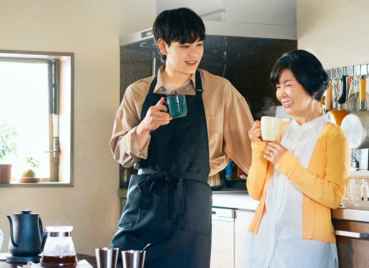 「JO1」の豆原一成と市毛良枝が主演。『富士山と、コーヒーと、しあわせの数式』©2025「富士山と、コーヒーと、しあわせの数式」