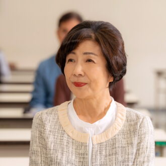 『富士山と、コーヒーと、しあわせの数式』で44年ぶりの映画主演をはたした市毛良枝。 ©2025「富士山と、コーヒーと、しあわせの数式」