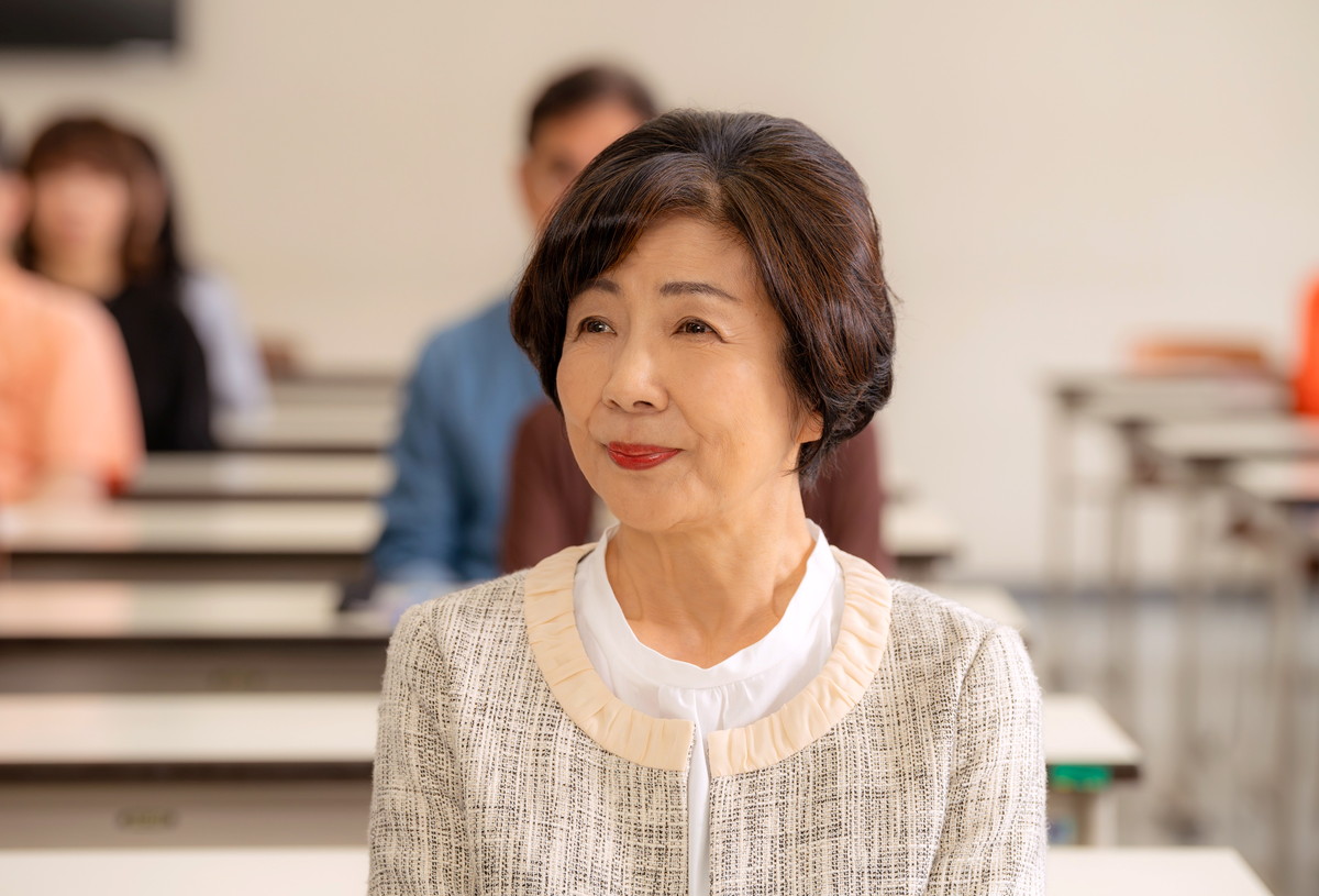 『富士山と、コーヒーと、しあわせの数式』で44年ぶりの映画主演をはたした市毛良枝。 ©2025「富士山と、コーヒーと、しあわせの数式」