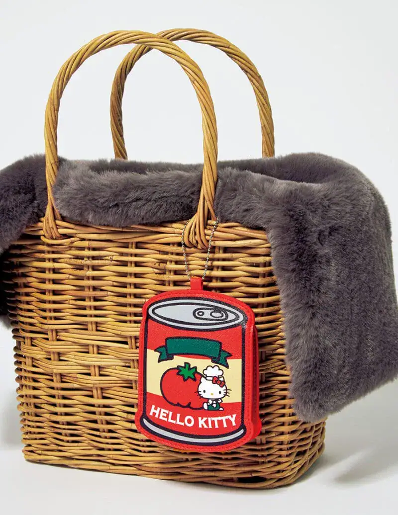 チャームのように手持ちのバッグに付けて持ち歩けば、荷物が増えたときのサブバッグやエコバッグに。