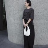 【愛媛スナップ】五分袖Tシャツを秋らしく着るなら? ローファーで仕上げる50代のきれいめカジュアル