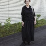 【愛媛スナップ】オールブラックをひと味違う着こなしに! ボリュームで緩急をつける大人のおしゃれ
