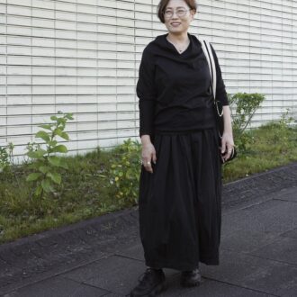 【愛媛スナップ】オールブラックをひと味違う着こなしに！ ボリュームで緩急をつける大人のおしゃれ