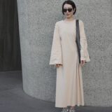 【愛媛スナップ】頑張りすぎないおしゃれの秘訣は？ 楽ちんワンピ×スニーカーでつくる50代の引き算コーデ