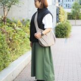 【スナップ】50代のライブ参戦コーデを拝見！ 「ニコアンド」のスカートが主役のアクティブスタイル