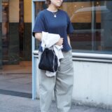 【スナップ】大人のカジュアルはバランスが命！ 「ステラマッカートニー」のバッグ＆ジュエリーで上質感をプラス
