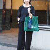 【スナップ】「イッセイ ミヤケ」のニットバッグを挿し色に！ 50代の上質カジュアル
