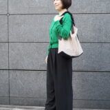 【スナップ】50代のシンプルコーデに、「H&M」のきれい色カーディガンで彩りを