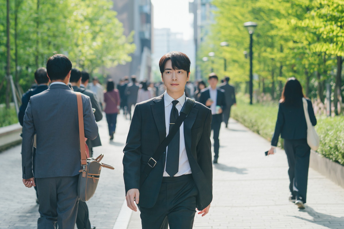 『秘密の森』シリーズなどの出演作があるイ・ジュニョクが久々に出演したラブコメ。『わたしの完璧な秘書』©SBS